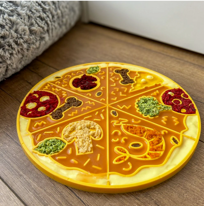 Неплъзгаща подложка за близане за кучета и котки Fiboo Licking Mat Fizza Yellow - забавя храненето, успокоява и отпуска