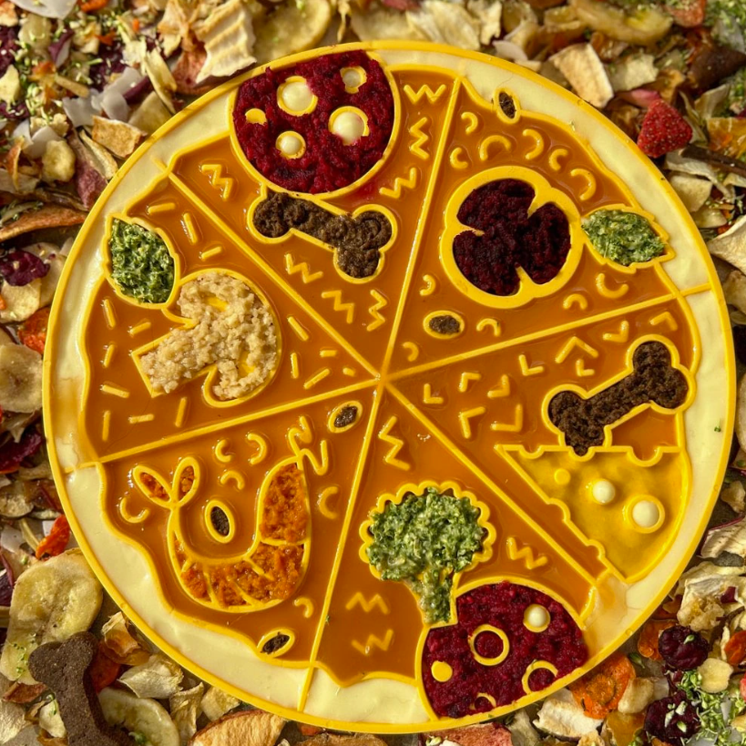 Неплъзгаща подложка за близане за кучета и котки Fiboo Licking Mat Fizza Yellow - забавя храненето, успокоява и отпуска