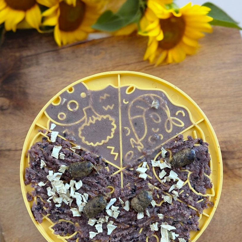 Неплъзгаща подложка за близане за кучета и котки Fiboo Licking Mat Fizza Yellow - забавя храненето, успокоява и отпуска